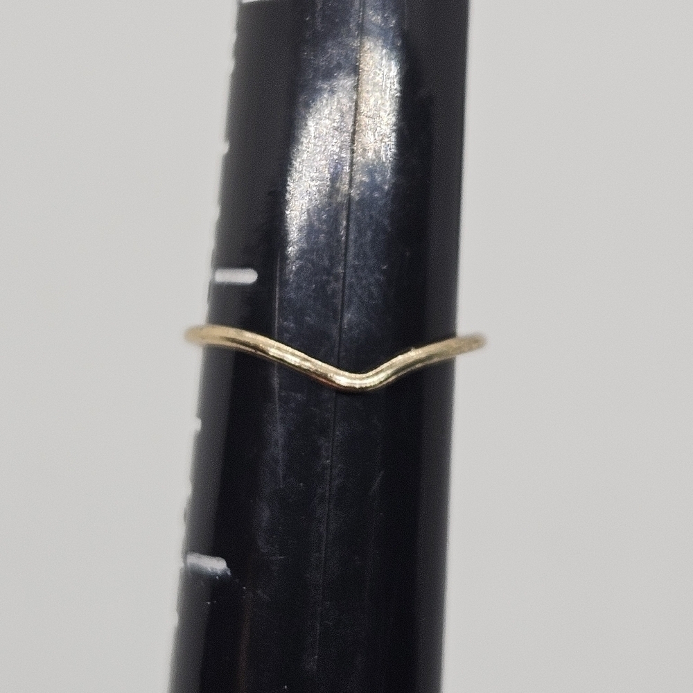 thin gold tone ring with chevron point size 3.25 - Picture 4 of 4